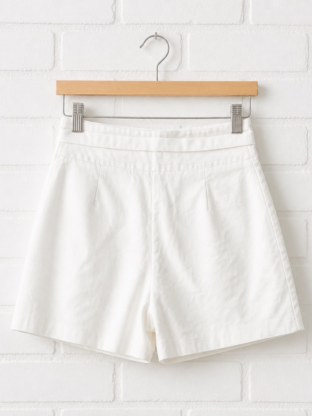 Marciano White High Rise Tailored Shorts Gold Hardware Resort Coastal Size 4 - Picture 4 of 8